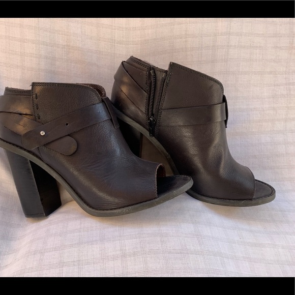 SixtySeven Shoes - Super cool peep toe sandals